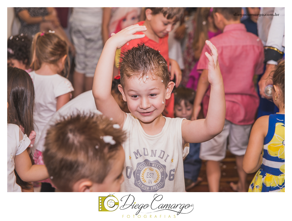 Um verdadeiro espetáculo!! É o resumo do que foi o aniversário da pequena Laura. Com muitos docinhos, salgadinhos e é claro, muita brincadeira com os amiguinhos, Laura comemorou seu 4º aninho. Confira como foi esta linda f