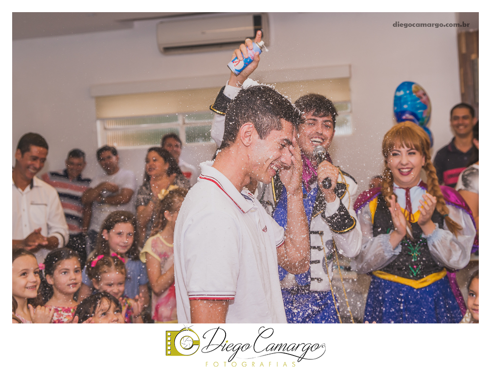 Um verdadeiro espetáculo!! É o resumo do que foi o aniversário da pequena Laura. Com muitos docinhos, salgadinhos e é claro, muita brincadeira com os amiguinhos, Laura comemorou seu 4º aninho. Confira como foi esta linda f