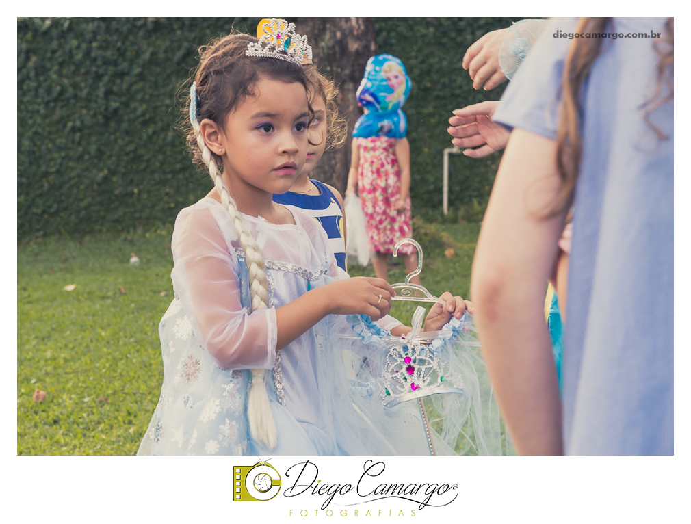 Um verdadeiro espetáculo!! É o resumo do que foi o aniversário da pequena Laura. Com muitos docinhos, salgadinhos e é claro, muita brincadeira com os amiguinhos, Laura comemorou seu 4º aninho. Confira como foi esta linda f