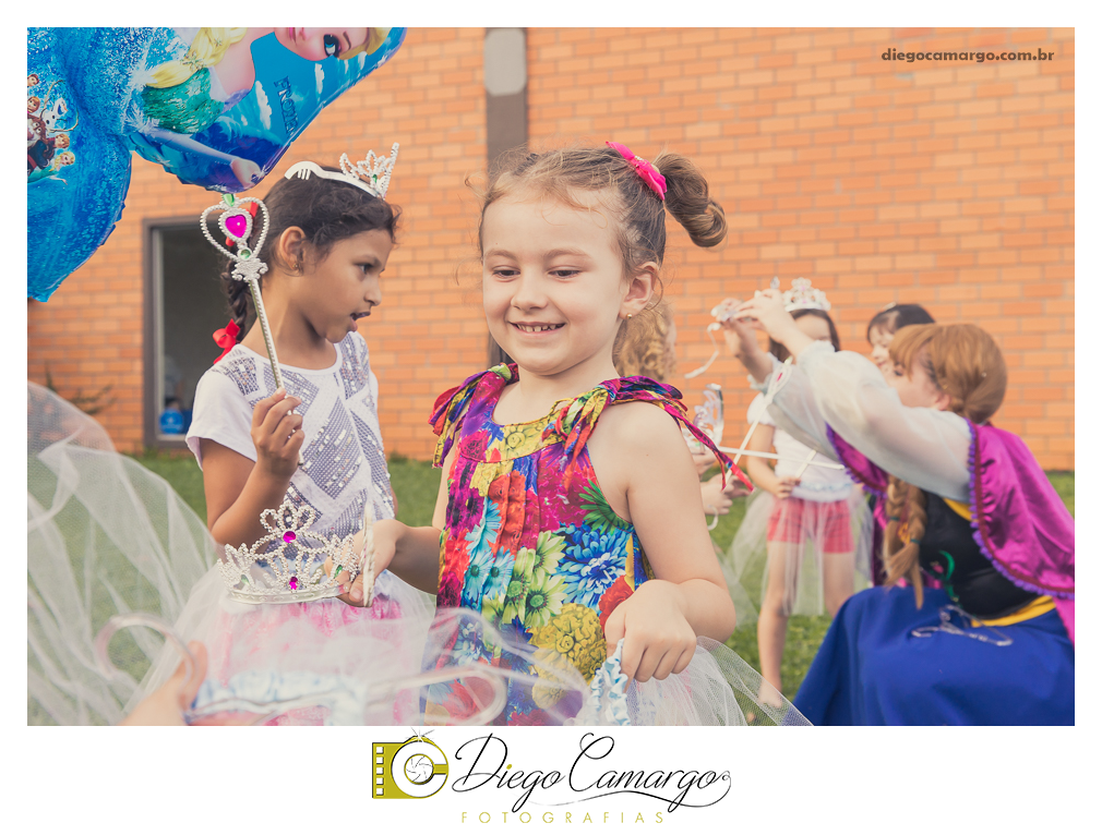 Um verdadeiro espetáculo!! É o resumo do que foi o aniversário da pequena Laura. Com muitos docinhos, salgadinhos e é claro, muita brincadeira com os amiguinhos, Laura comemorou seu 4º aninho. Confira como foi esta linda f