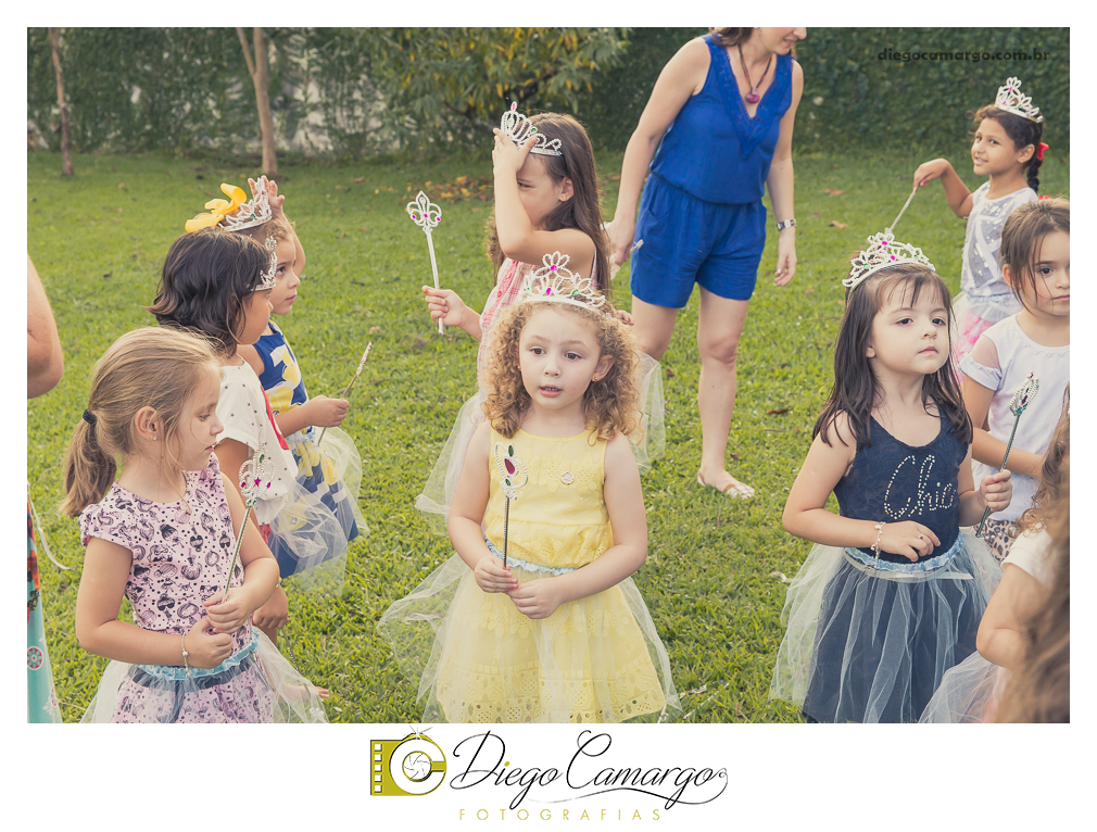 Um verdadeiro espetáculo!! É o resumo do que foi o aniversário da pequena Laura. Com muitos docinhos, salgadinhos e é claro, muita brincadeira com os amiguinhos, Laura comemorou seu 4º aninho. Confira como foi esta linda f