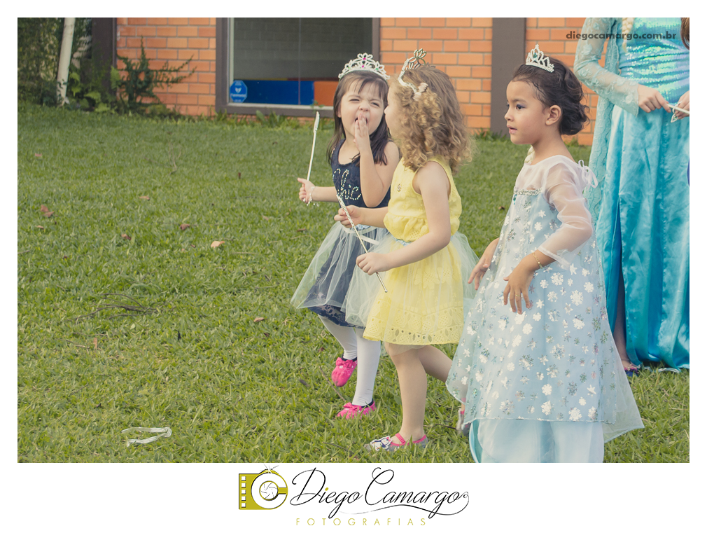 Um verdadeiro espetáculo!! É o resumo do que foi o aniversário da pequena Laura. Com muitos docinhos, salgadinhos e é claro, muita brincadeira com os amiguinhos, Laura comemorou seu 4º aninho. Confira como foi esta linda f