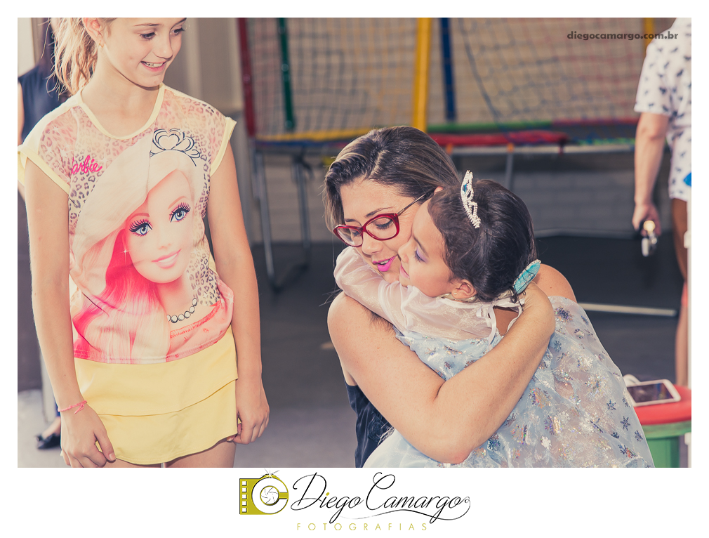 Um verdadeiro espetáculo!! É o resumo do que foi o aniversário da pequena Laura. Com muitos docinhos, salgadinhos e é claro, muita brincadeira com os amiguinhos, Laura comemorou seu 4º aninho. Confira como foi esta linda f