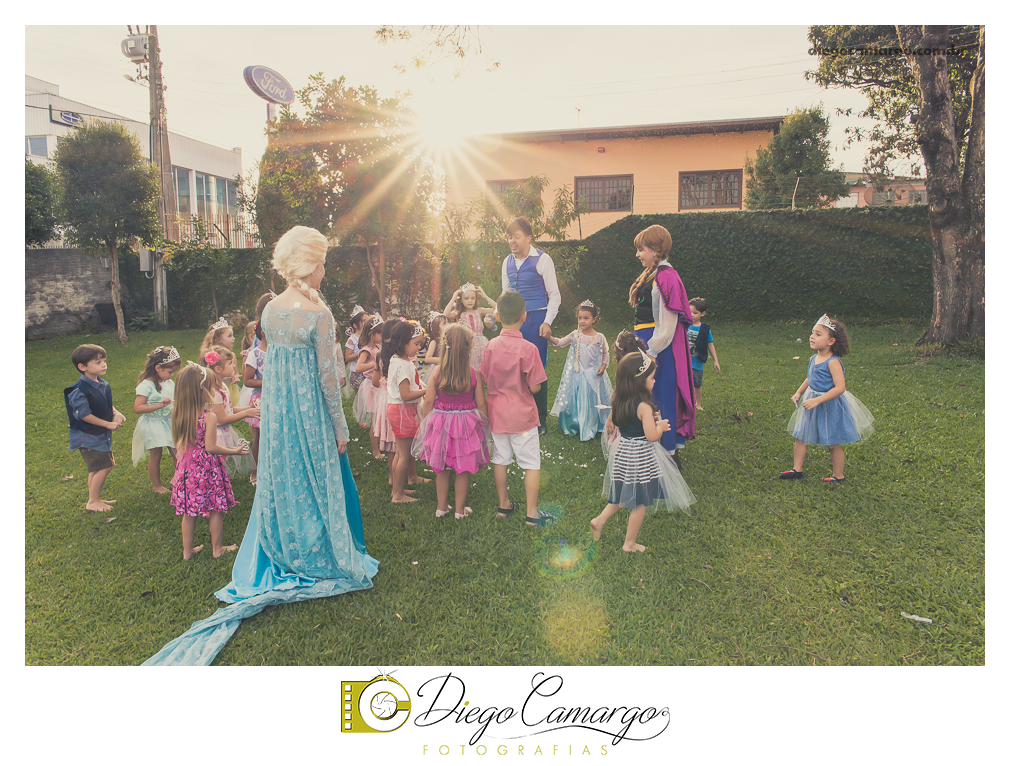 Um verdadeiro espetáculo!! É o resumo do que foi o aniversário da pequena Laura. Com muitos docinhos, salgadinhos e é claro, muita brincadeira com os amiguinhos, Laura comemorou seu 4º aninho. Confira como foi esta linda f