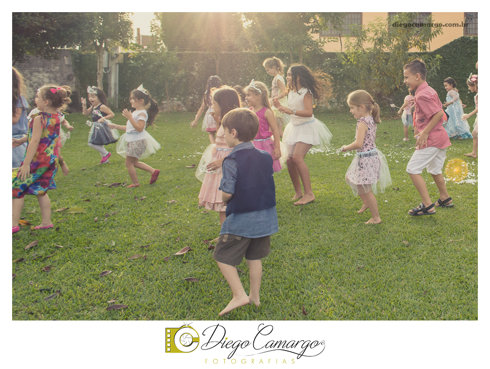 Um verdadeiro espetáculo!! É o resumo do que foi o aniversário da pequena Laura. Com muitos docinhos, salgadinhos e é claro, muita brincadeira com os amiguinhos, Laura comemorou seu 4º aninho. Confira como foi esta linda f