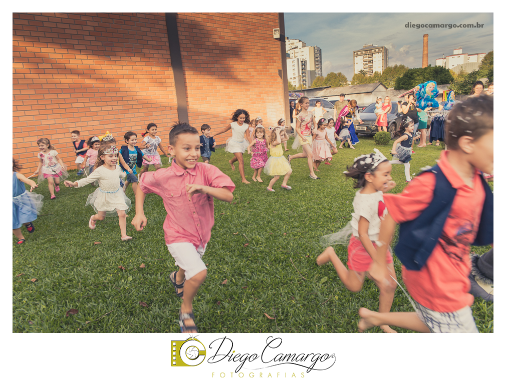 Um verdadeiro espetáculo!! É o resumo do que foi o aniversário da pequena Laura. Com muitos docinhos, salgadinhos e é claro, muita brincadeira com os amiguinhos, Laura comemorou seu 4º aninho. Confira como foi esta linda f