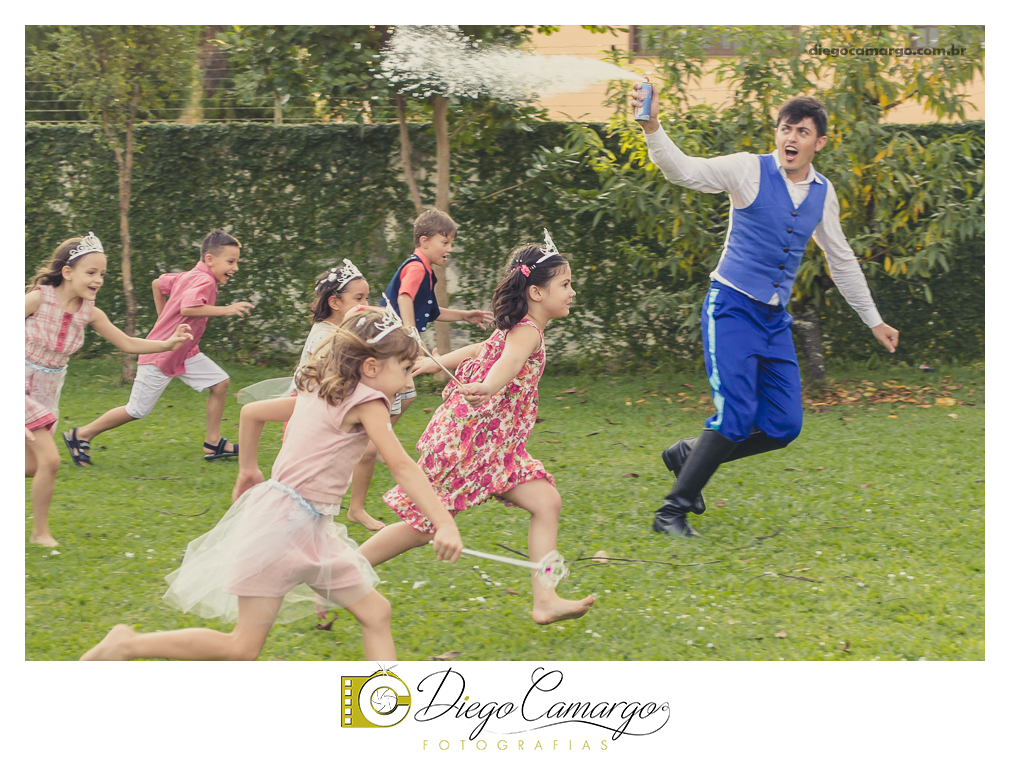 Um verdadeiro espetáculo!! É o resumo do que foi o aniversário da pequena Laura. Com muitos docinhos, salgadinhos e é claro, muita brincadeira com os amiguinhos, Laura comemorou seu 4º aninho. Confira como foi esta linda f