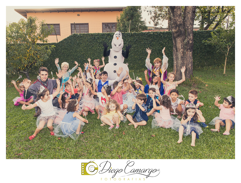 Um verdadeiro espetáculo!! É o resumo do que foi o aniversário da pequena Laura. Com muitos docinhos, salgadinhos e é claro, muita brincadeira com os amiguinhos, Laura comemorou seu 4º aninho. Confira como foi esta linda f