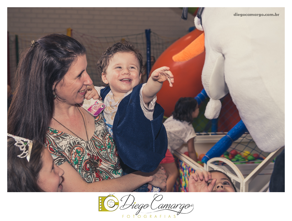 Um verdadeiro espetáculo!! É o resumo do que foi o aniversário da pequena Laura. Com muitos docinhos, salgadinhos e é claro, muita brincadeira com os amiguinhos, Laura comemorou seu 4º aninho. Confira como foi esta linda f