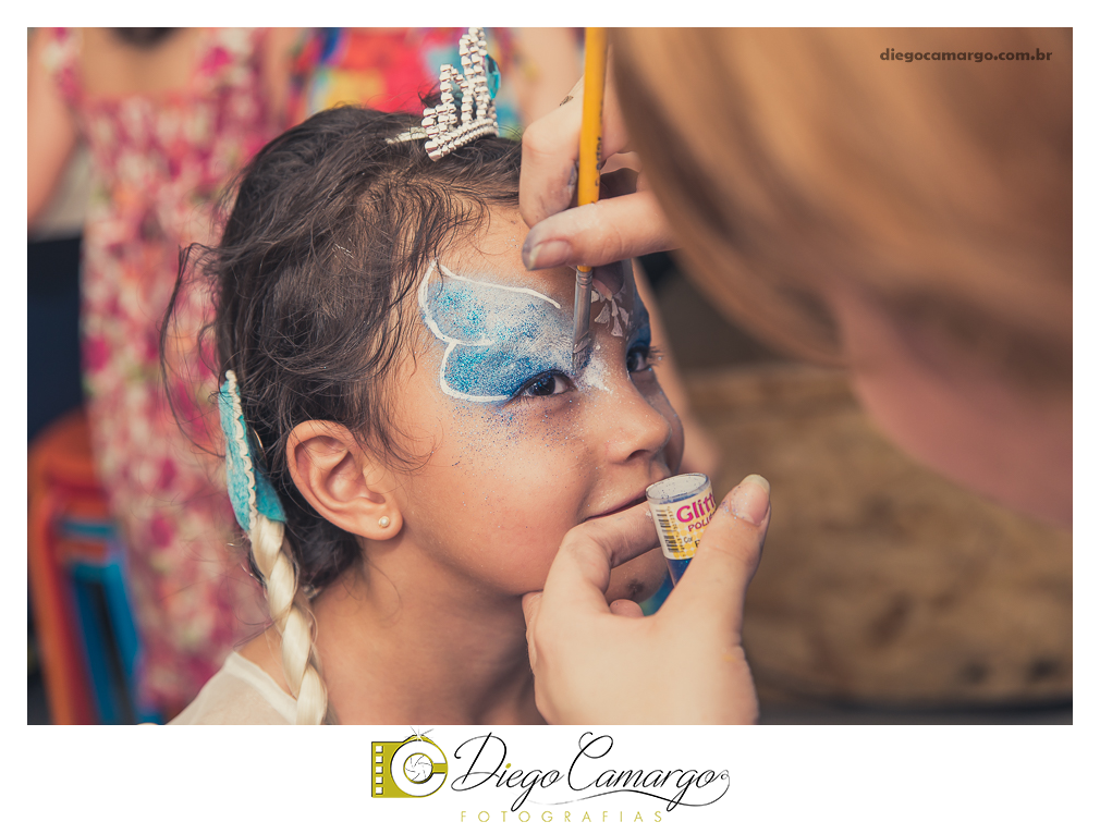 Um verdadeiro espetáculo!! É o resumo do que foi o aniversário da pequena Laura. Com muitos docinhos, salgadinhos e é claro, muita brincadeira com os amiguinhos, Laura comemorou seu 4º aninho. Confira como foi esta linda f