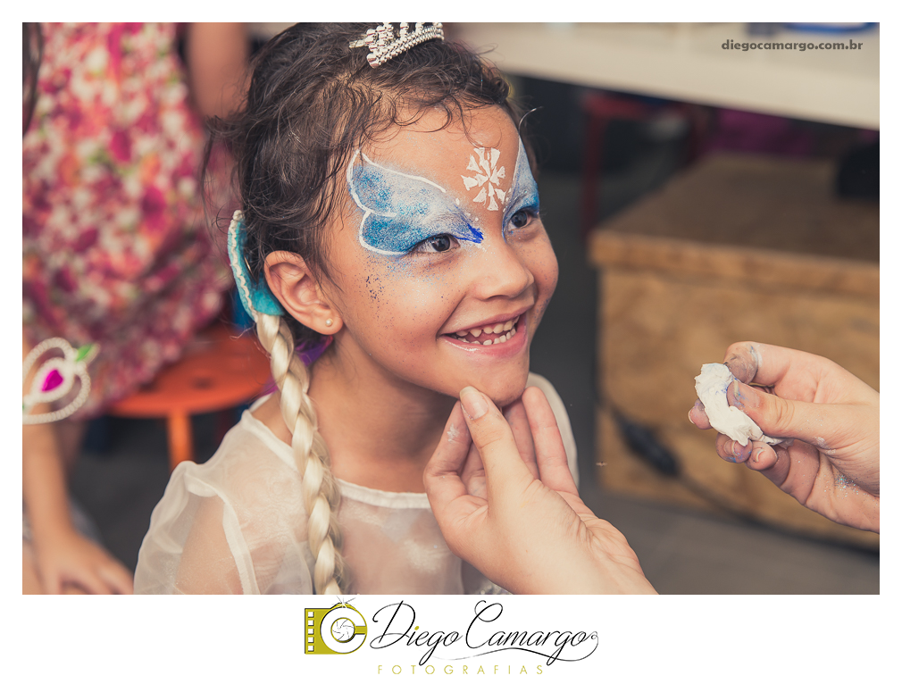 Um verdadeiro espetáculo!! É o resumo do que foi o aniversário da pequena Laura. Com muitos docinhos, salgadinhos e é claro, muita brincadeira com os amiguinhos, Laura comemorou seu 4º aninho. Confira como foi esta linda f