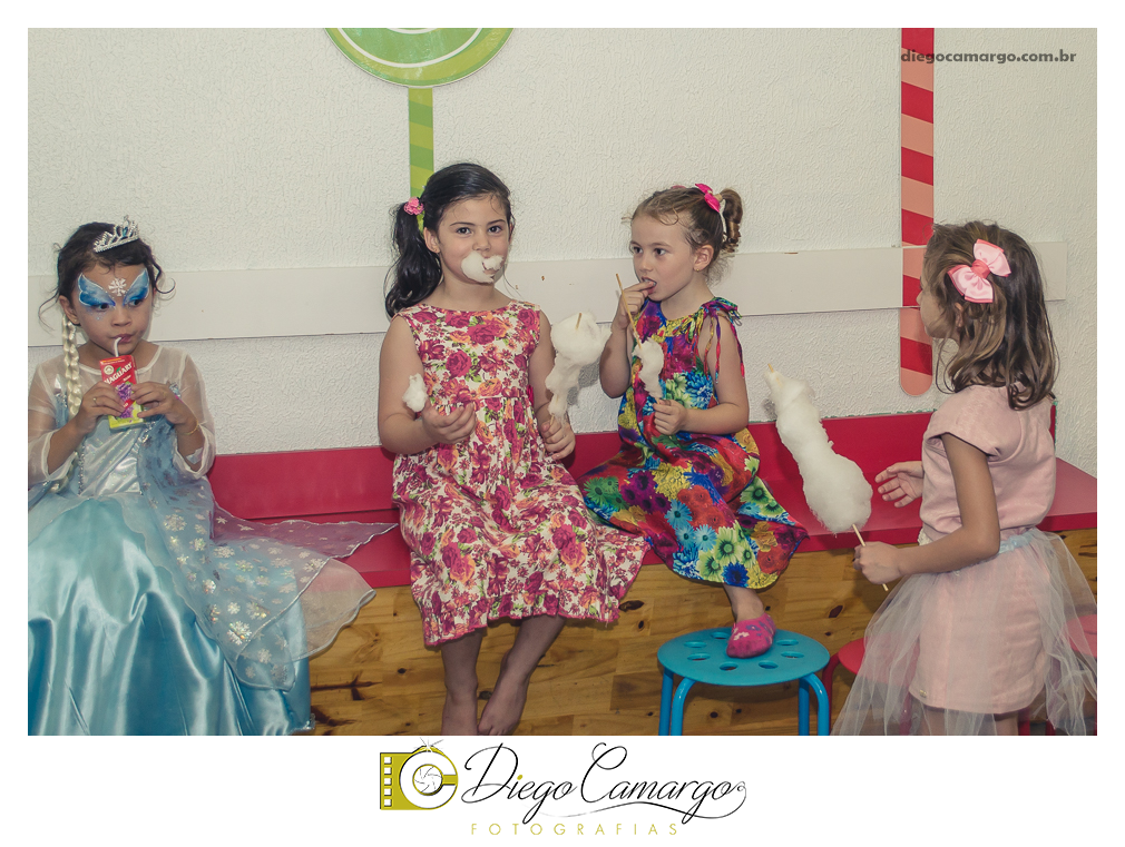 Um verdadeiro espetáculo!! É o resumo do que foi o aniversário da pequena Laura. Com muitos docinhos, salgadinhos e é claro, muita brincadeira com os amiguinhos, Laura comemorou seu 4º aninho. Confira como foi esta linda f
