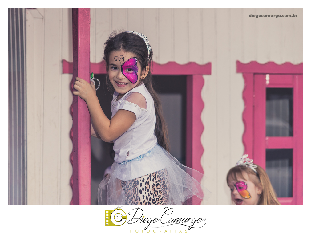 Um verdadeiro espetáculo!! É o resumo do que foi o aniversário da pequena Laura. Com muitos docinhos, salgadinhos e é claro, muita brincadeira com os amiguinhos, Laura comemorou seu 4º aninho. Confira como foi esta linda f