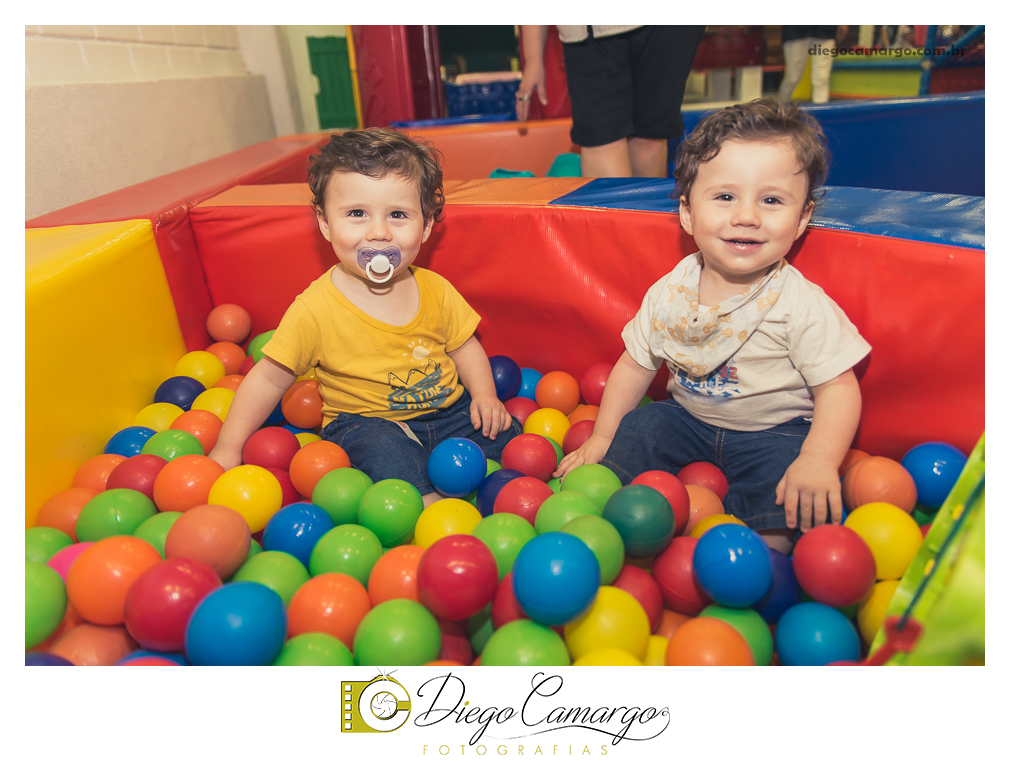 Um verdadeiro espetáculo!! É o resumo do que foi o aniversário da pequena Laura. Com muitos docinhos, salgadinhos e é claro, muita brincadeira com os amiguinhos, Laura comemorou seu 4º aninho. Confira como foi esta linda f