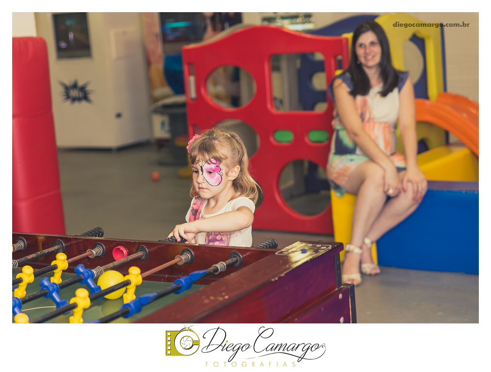 Um verdadeiro espetáculo!! É o resumo do que foi o aniversário da pequena Laura. Com muitos docinhos, salgadinhos e é claro, muita brincadeira com os amiguinhos, Laura comemorou seu 4º aninho. Confira como foi esta linda f