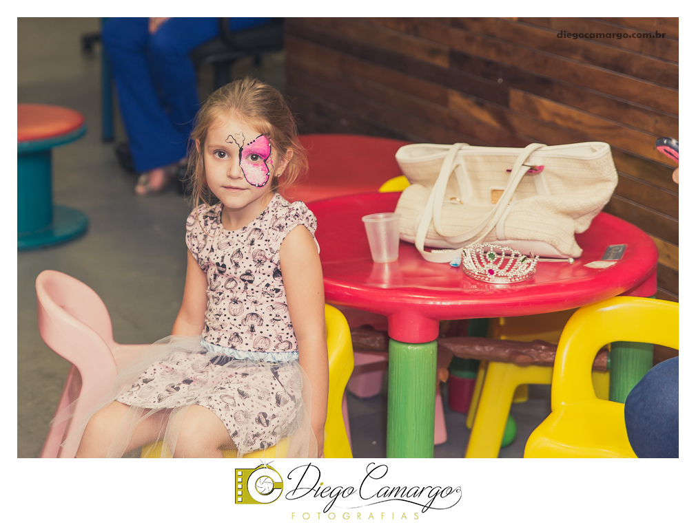 Um verdadeiro espetáculo!! É o resumo do que foi o aniversário da pequena Laura. Com muitos docinhos, salgadinhos e é claro, muita brincadeira com os amiguinhos, Laura comemorou seu 4º aninho. Confira como foi esta linda f