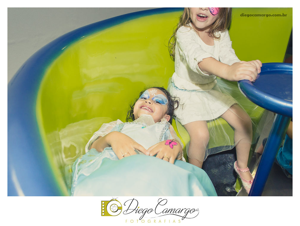 Um verdadeiro espetáculo!! É o resumo do que foi o aniversário da pequena Laura. Com muitos docinhos, salgadinhos e é claro, muita brincadeira com os amiguinhos, Laura comemorou seu 4º aninho. Confira como foi esta linda f