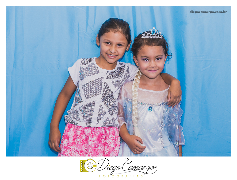 Um verdadeiro espetáculo!! É o resumo do que foi o aniversário da pequena Laura. Com muitos docinhos, salgadinhos e é claro, muita brincadeira com os amiguinhos, Laura comemorou seu 4º aninho. Confira como foi esta linda f