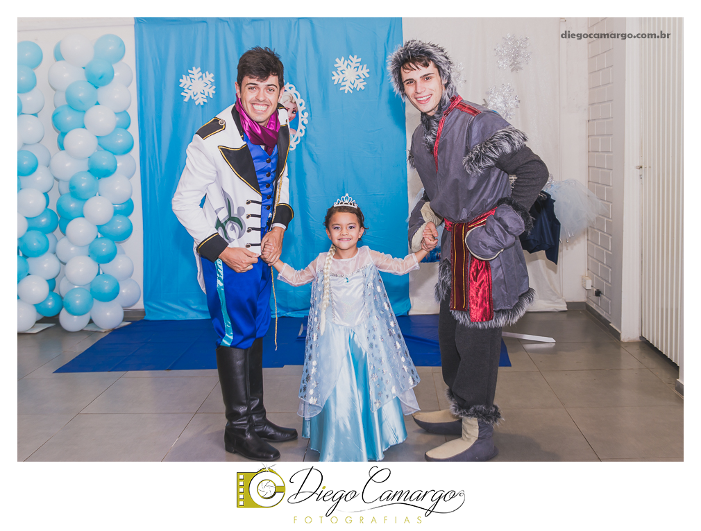 Um verdadeiro espetáculo!! É o resumo do que foi o aniversário da pequena Laura. Com muitos docinhos, salgadinhos e é claro, muita brincadeira com os amiguinhos, Laura comemorou seu 4º aninho. Confira como foi esta linda f