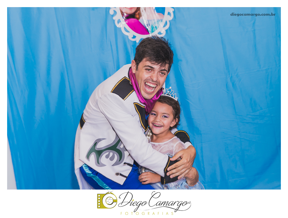 Um verdadeiro espetáculo!! É o resumo do que foi o aniversário da pequena Laura. Com muitos docinhos, salgadinhos e é claro, muita brincadeira com os amiguinhos, Laura comemorou seu 4º aninho. Confira como foi esta linda f