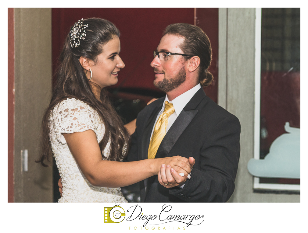 Este foi o casamento da Estela e Cristiano realizado na igreja Catedral de Caçador no dia 16 de abril de 2016.  Veja o vídeo e as fotos deste lindo casamento. Obrigado ao casal pela confiança, parabéns pela linda família