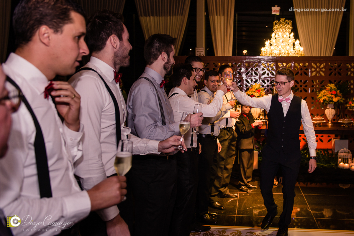 casamento, noivo, pai do noivo, terno, sapato, cinto, vestido, noiva, mae da noiva, brinco, anel, cabelo, maquiagem, salão de beleza, cabeleireiro, flor, buque, rosa, madrinha, ensaio, festa, fotografo, fotografia, caçador, musica, decoração, bolo