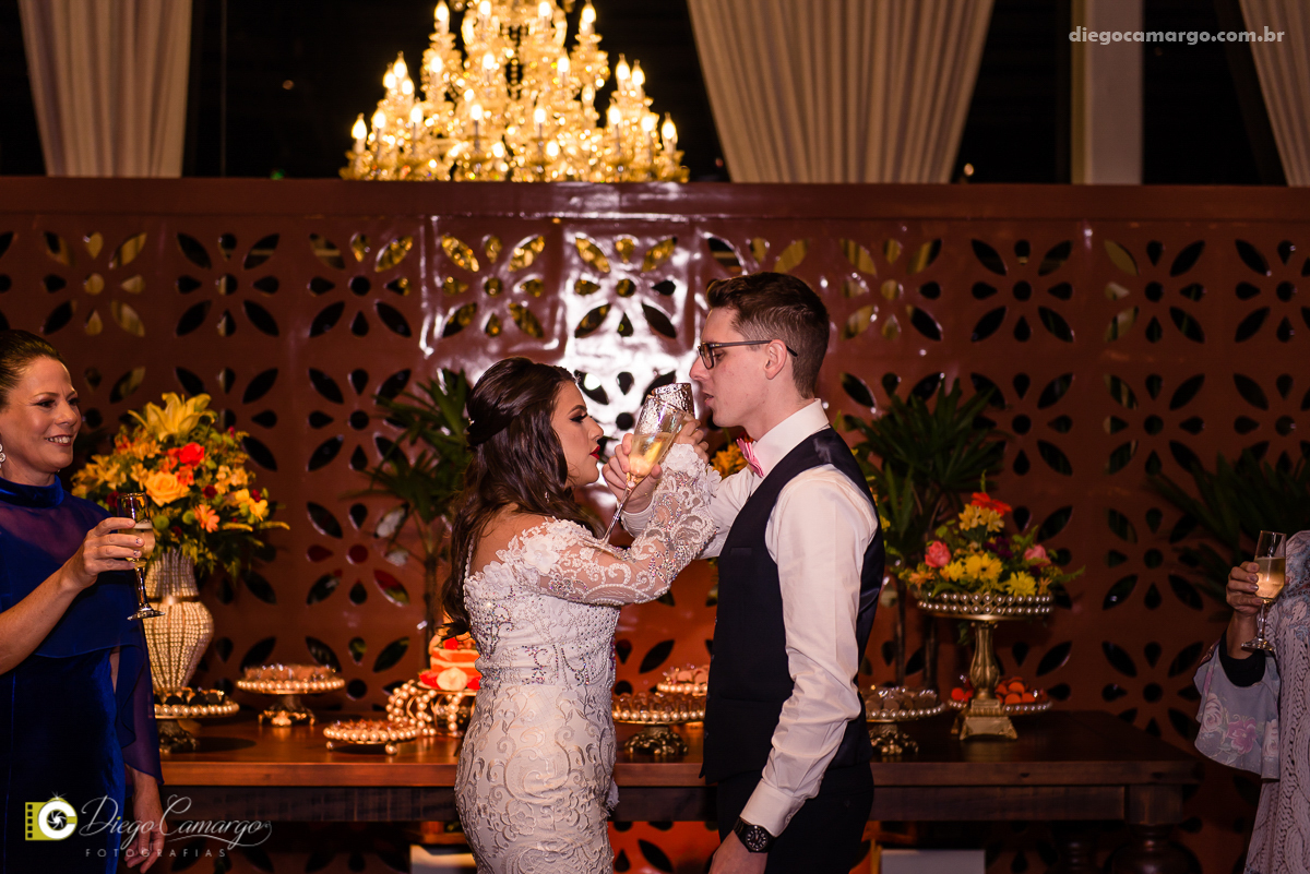 casamento, noivo, pai do noivo, terno, sapato, cinto, vestido, noiva, mae da noiva, brinco, anel, cabelo, maquiagem, salão de beleza, cabeleireiro, flor, buque, rosa, madrinha, ensaio, festa, fotografo, fotografia, caçador, musica, decoração, bolo