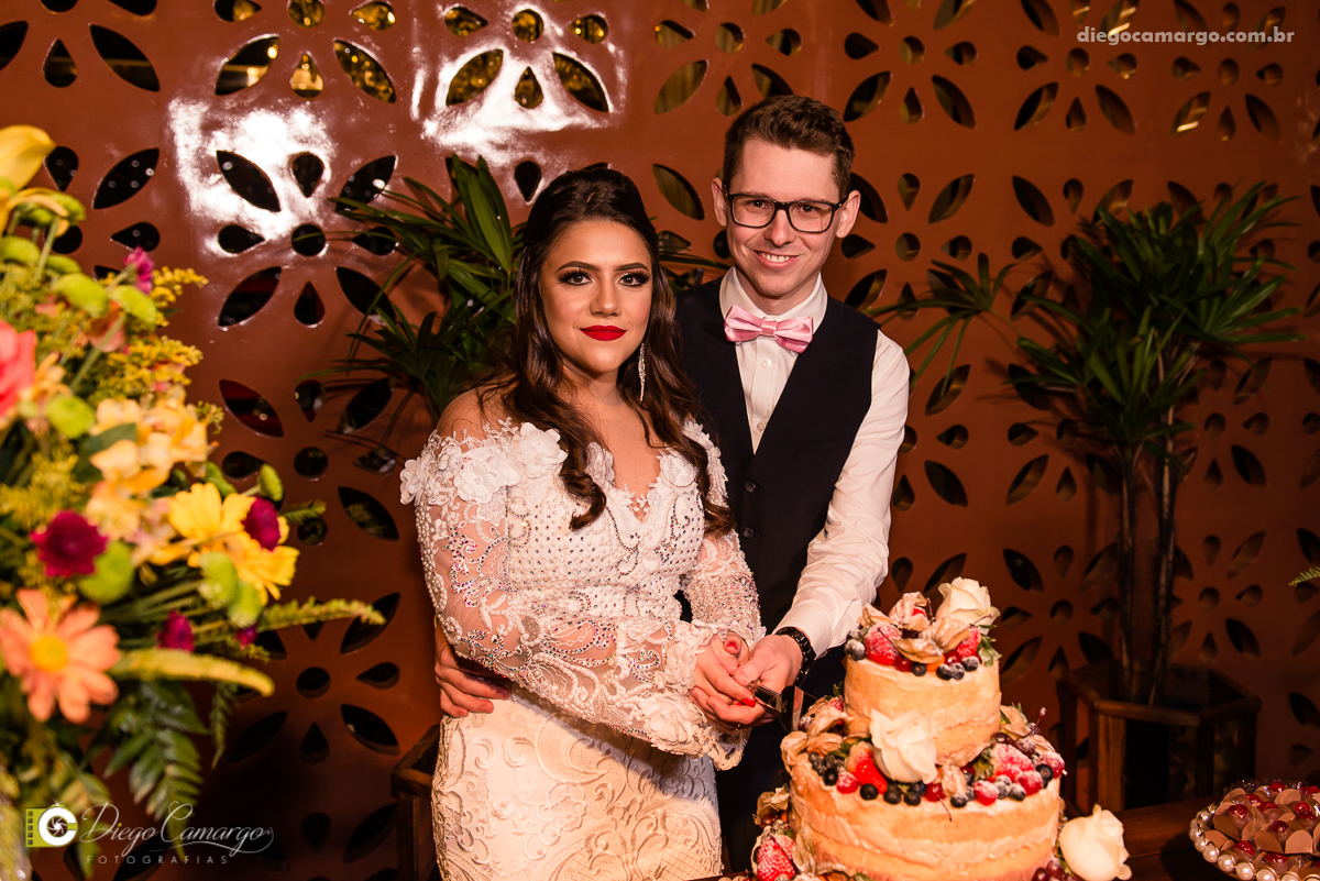 casamento, noivo, pai do noivo, terno, sapato, cinto, vestido, noiva, mae da noiva, brinco, anel, cabelo, maquiagem, salão de beleza, cabeleireiro, flor, buque, rosa, madrinha, ensaio, festa, fotografo, fotografia, caçador, musica, decoração, bolo