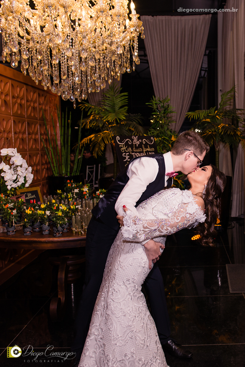 casamento, noivo, pai do noivo, terno, sapato, cinto, vestido, noiva, mae da noiva, brinco, anel, cabelo, maquiagem, salão de beleza, cabeleireiro, flor, buque, rosa, madrinha, ensaio, festa, fotografo, fotografia, caçador, musica, decoração, bolo