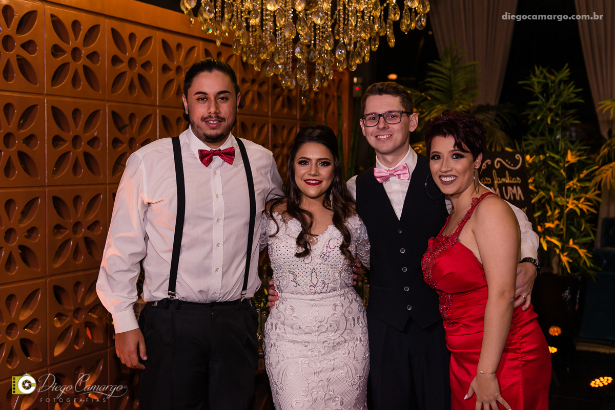 casamento, noivo, pai do noivo, terno, sapato, cinto, vestido, noiva, mae da noiva, brinco, anel, cabelo, maquiagem, salão de beleza, cabeleireiro, flor, buque, rosa, madrinha, ensaio, festa, fotografo, fotografia, caçador, musica, decoração, bolo