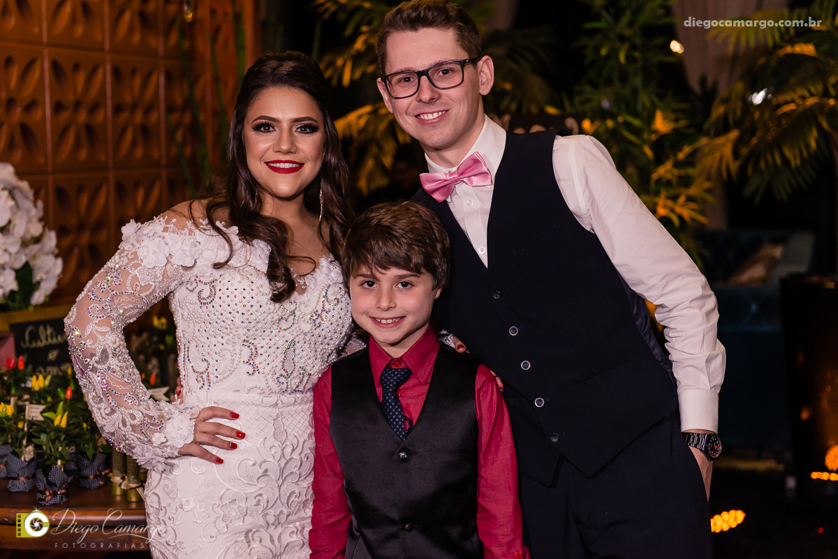 casamento, noivo, pai do noivo, terno, sapato, cinto, vestido, noiva, mae da noiva, brinco, anel, cabelo, maquiagem, salão de beleza, cabeleireiro, flor, buque, rosa, madrinha, ensaio, festa, fotografo, fotografia, caçador, musica, decoração, bolo