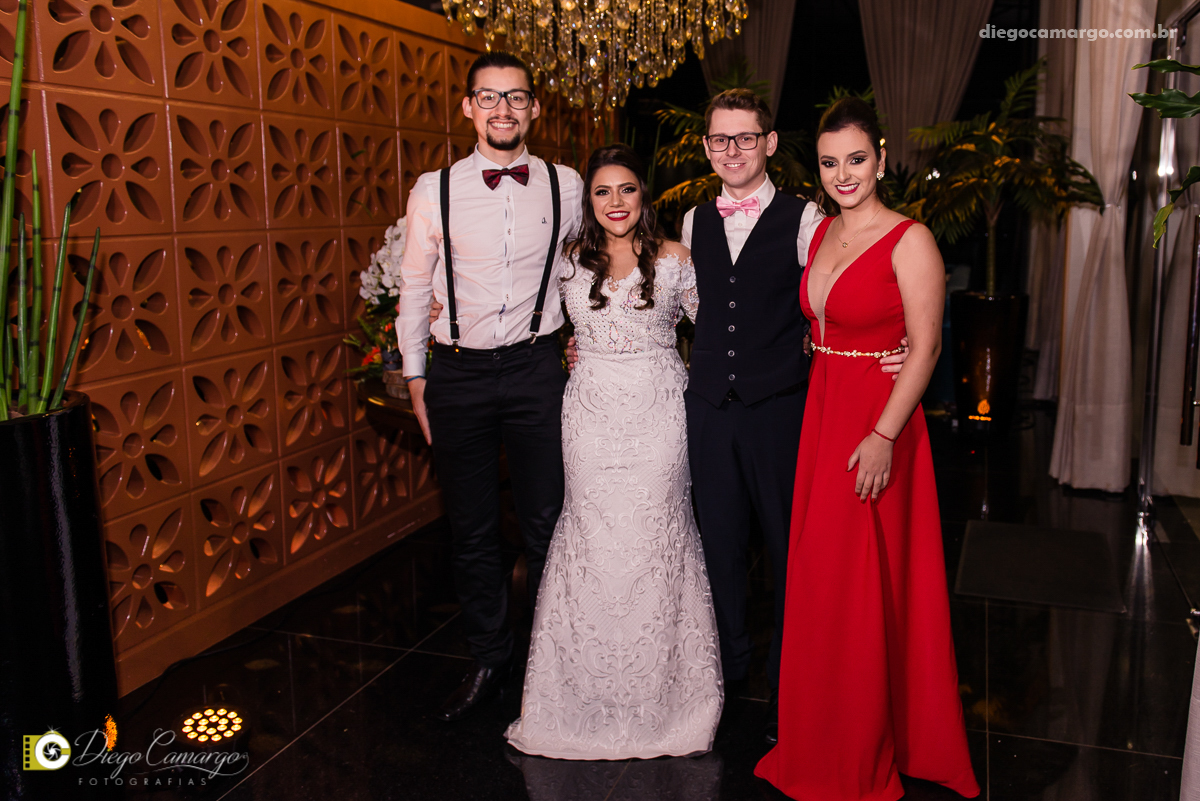 casamento, noivo, pai do noivo, terno, sapato, cinto, vestido, noiva, mae da noiva, brinco, anel, cabelo, maquiagem, salão de beleza, cabeleireiro, flor, buque, rosa, madrinha, ensaio, festa, fotografo, fotografia, caçador, musica, decoração, bolo