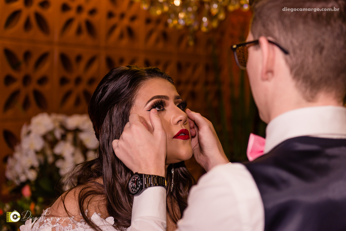 casamento, noivo, pai do noivo, terno, sapato, cinto, vestido, noiva, mae da noiva, brinco, anel, cabelo, maquiagem, salão de beleza, cabeleireiro, flor, buque, rosa, madrinha, ensaio, festa, fotografo, fotografia, caçador, musica, decoração, bolo