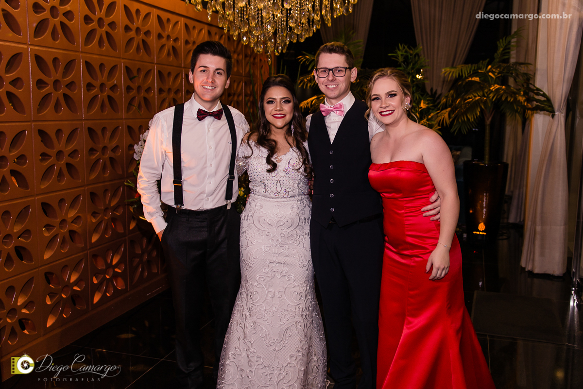 casamento, noivo, pai do noivo, terno, sapato, cinto, vestido, noiva, mae da noiva, brinco, anel, cabelo, maquiagem, salão de beleza, cabeleireiro, flor, buque, rosa, madrinha, ensaio, festa, fotografo, fotografia, caçador, musica, decoração, bolo