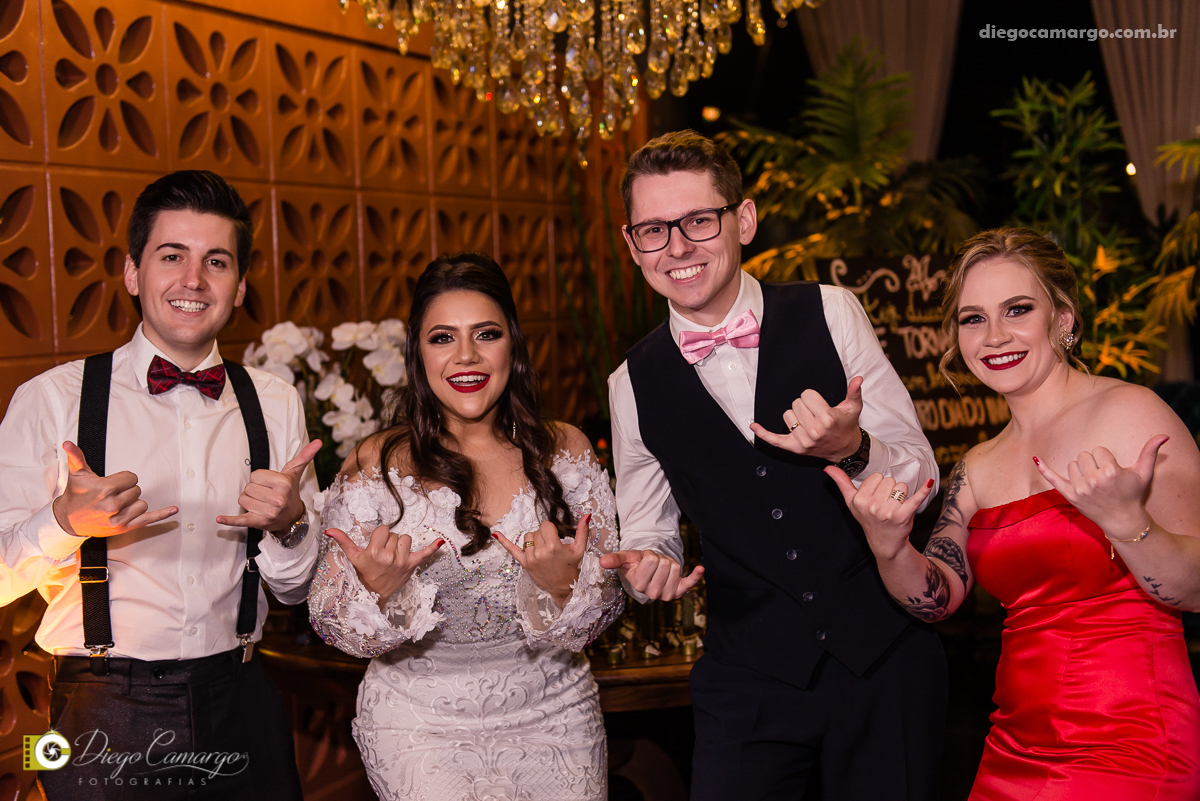 casamento, noivo, pai do noivo, terno, sapato, cinto, vestido, noiva, mae da noiva, brinco, anel, cabelo, maquiagem, salão de beleza, cabeleireiro, flor, buque, rosa, madrinha, ensaio, festa, fotografo, fotografia, caçador, musica, decoração, bolo