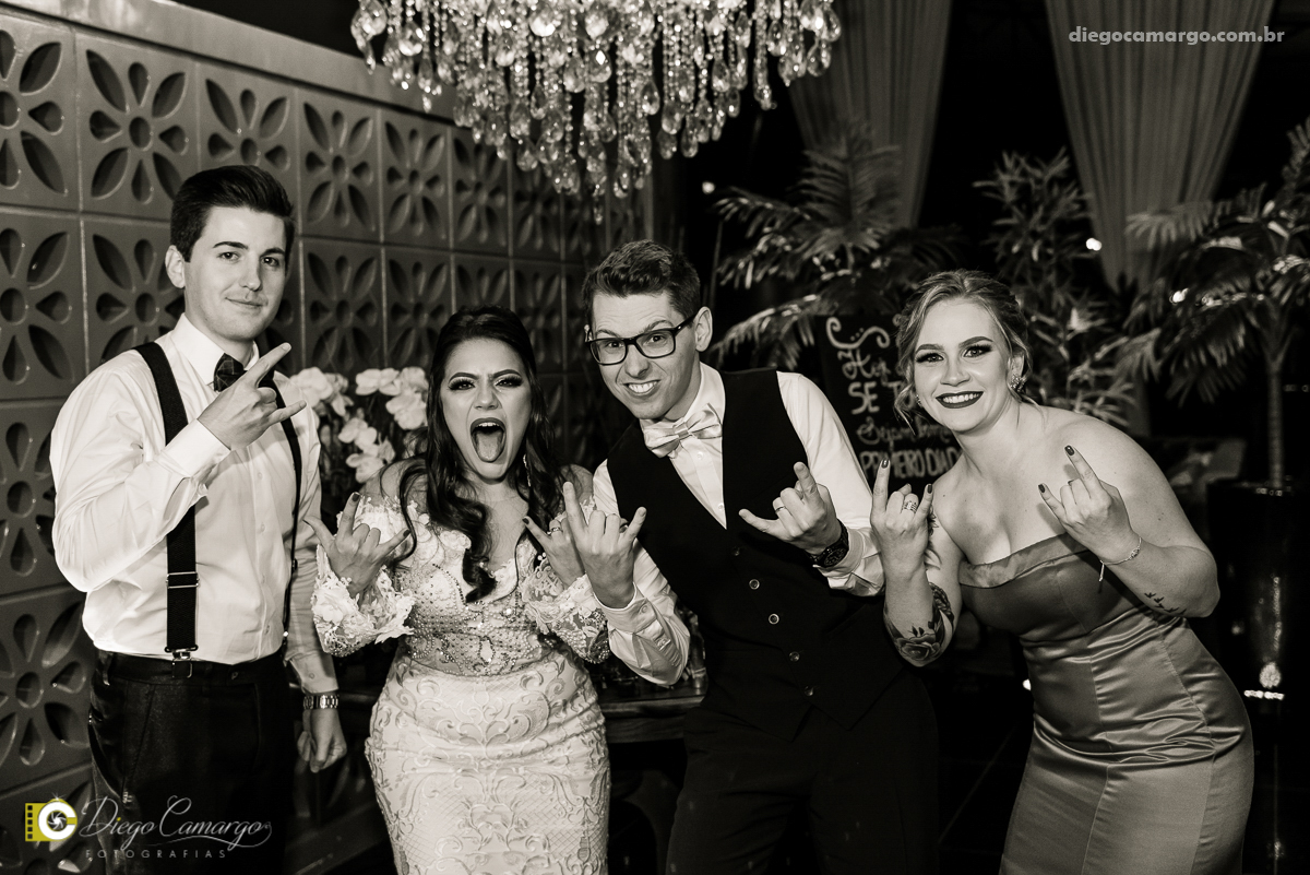 casamento, noivo, pai do noivo, terno, sapato, cinto, vestido, noiva, mae da noiva, brinco, anel, cabelo, maquiagem, salão de beleza, cabeleireiro, flor, buque, rosa, madrinha, ensaio, festa, fotografo, fotografia, caçador, musica, decoração, bolo