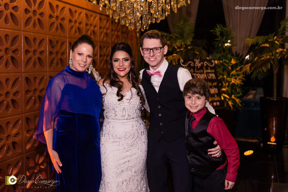 casamento, noivo, pai do noivo, terno, sapato, cinto, vestido, noiva, mae da noiva, brinco, anel, cabelo, maquiagem, salão de beleza, cabeleireiro, flor, buque, rosa, madrinha, ensaio, festa, fotografo, fotografia, caçador, musica, decoração, bolo