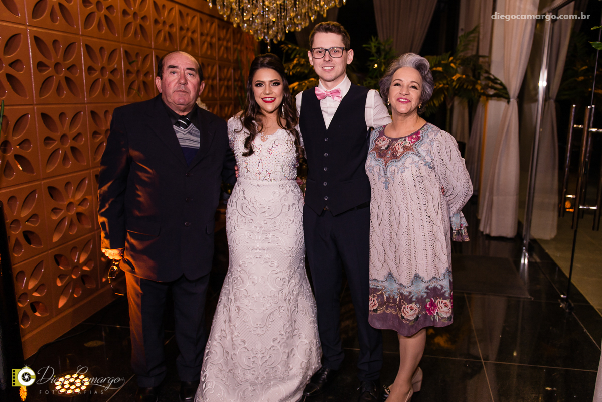 casamento, noivo, pai do noivo, terno, sapato, cinto, vestido, noiva, mae da noiva, brinco, anel, cabelo, maquiagem, salão de beleza, cabeleireiro, flor, buque, rosa, madrinha, ensaio, festa, fotografo, fotografia, caçador, musica, decoração, bolo