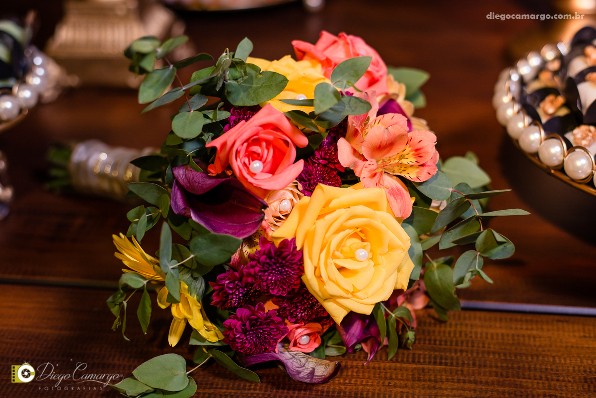 casamento, noivo, pai do noivo, terno, sapato, cinto, vestido, noiva, mae da noiva, brinco, anel, cabelo, maquiagem, salão de beleza, cabeleireiro, flor, buque, rosa, madrinha, ensaio, festa, fotografo, fotografia, caçador, musica, decoração, bolo