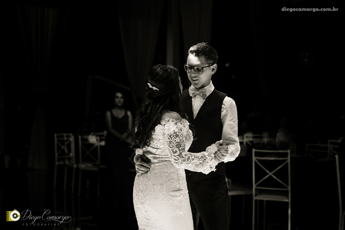 casamento, noivo, pai do noivo, terno, sapato, cinto, vestido, noiva, mae da noiva, brinco, anel, cabelo, maquiagem, salão de beleza, cabeleireiro, flor, buque, rosa, madrinha, ensaio, festa, fotografo, fotografia, caçador, musica, decoração, bolo