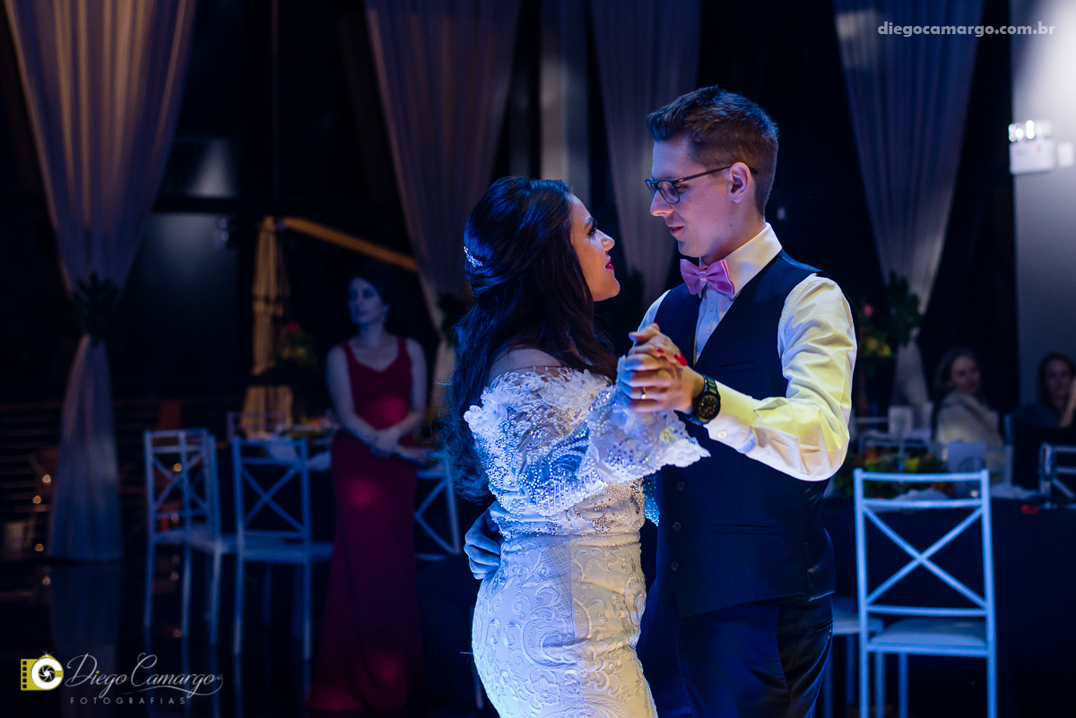 casamento, noivo, pai do noivo, terno, sapato, cinto, vestido, noiva, mae da noiva, brinco, anel, cabelo, maquiagem, salão de beleza, cabeleireiro, flor, buque, rosa, madrinha, ensaio, festa, fotografo, fotografia, caçador, musica, decoração, bolo