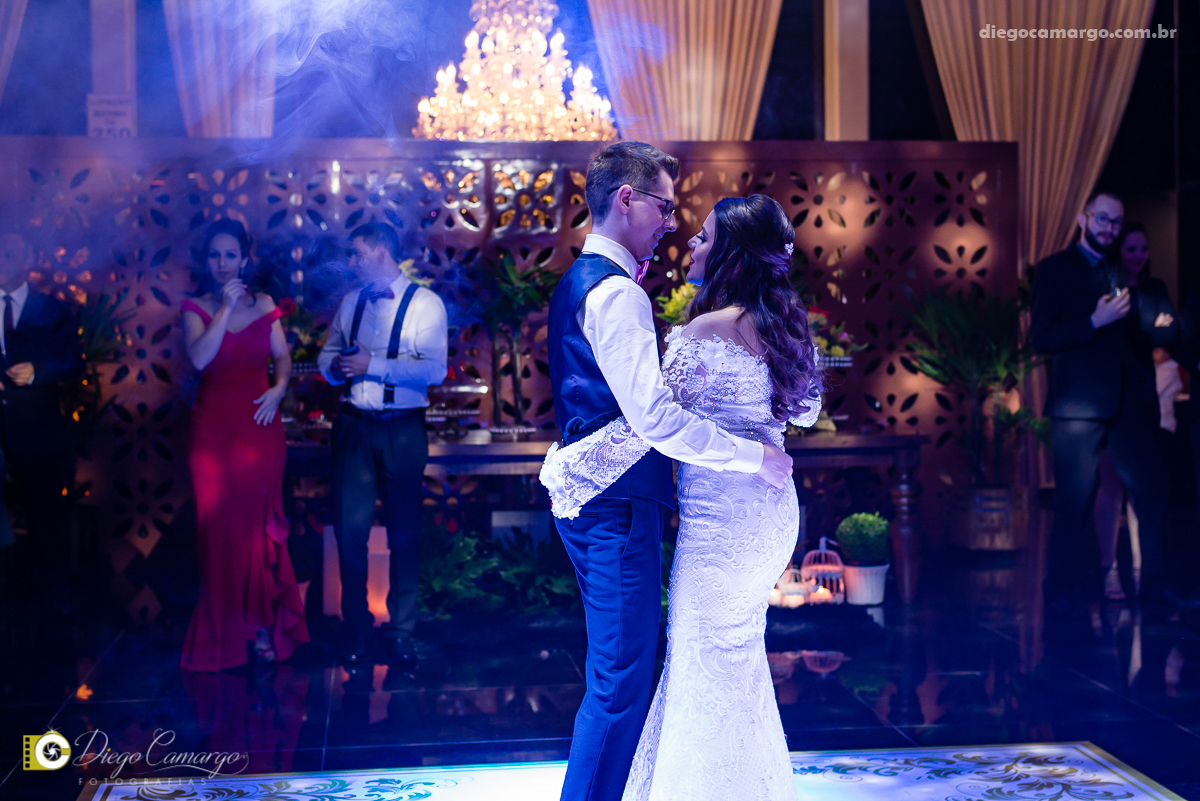 casamento, noivo, pai do noivo, terno, sapato, cinto, vestido, noiva, mae da noiva, brinco, anel, cabelo, maquiagem, salão de beleza, cabeleireiro, flor, buque, rosa, madrinha, ensaio, festa, fotografo, fotografia, caçador, musica, decoração, bolo