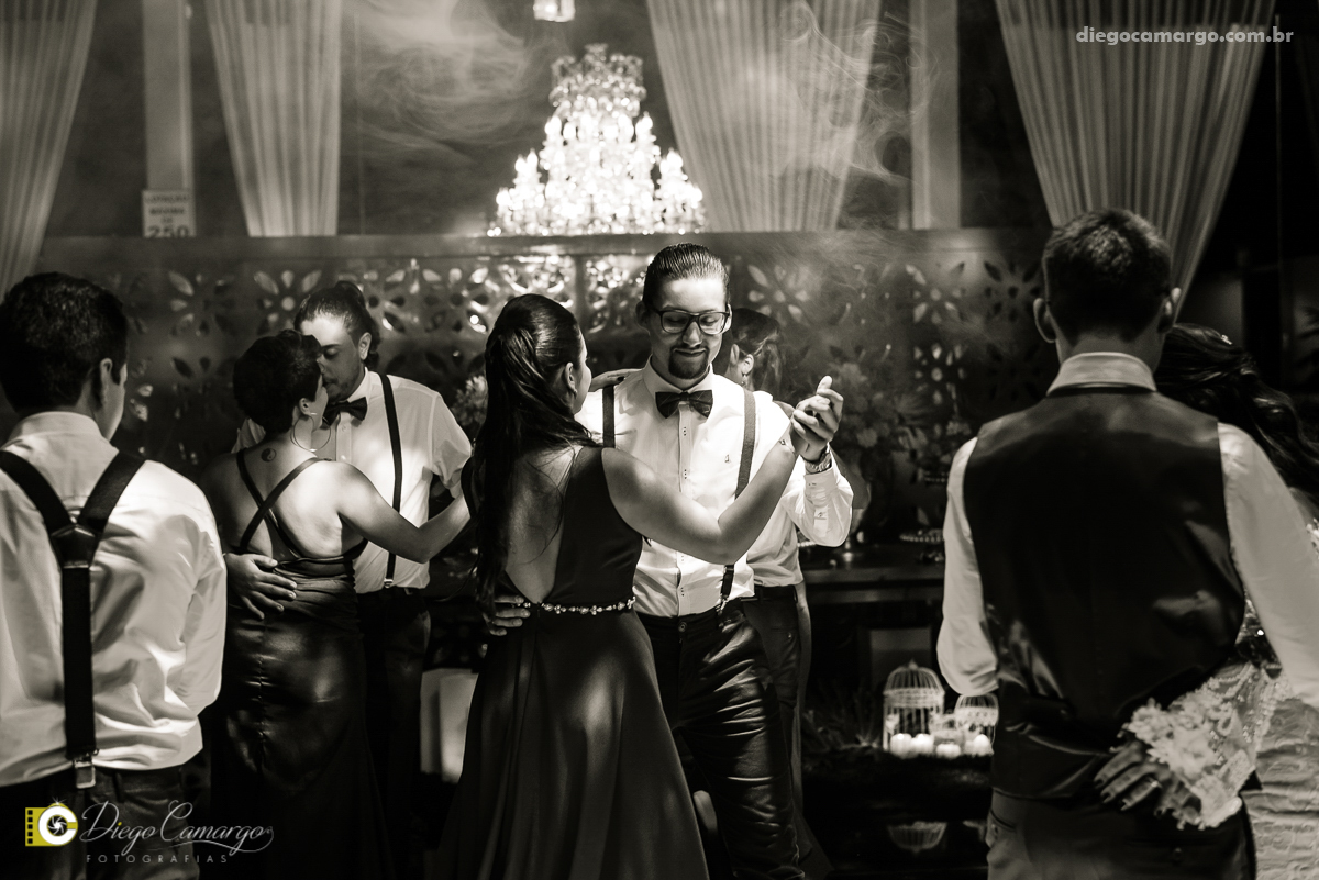 casamento, noivo, pai do noivo, terno, sapato, cinto, vestido, noiva, mae da noiva, brinco, anel, cabelo, maquiagem, salão de beleza, cabeleireiro, flor, buque, rosa, madrinha, ensaio, festa, fotografo, fotografia, caçador, musica, decoração, bolo