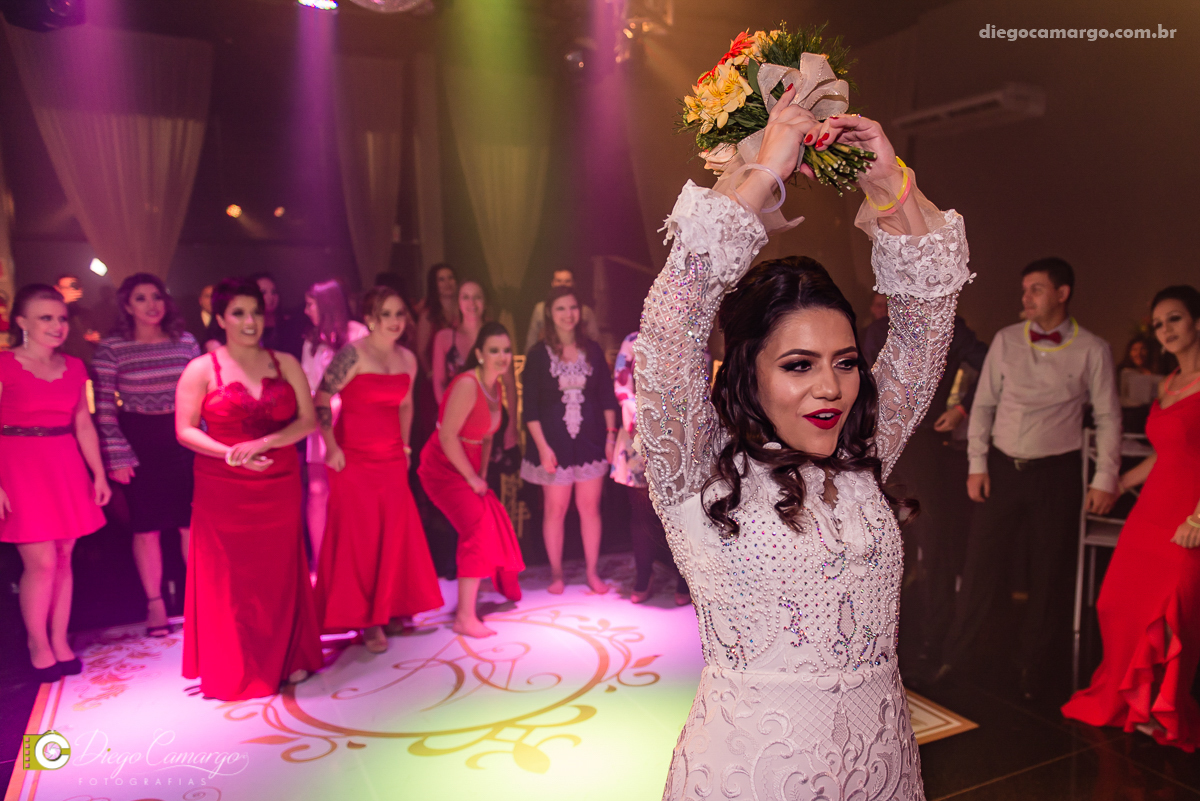 casamento, noivo, pai do noivo, terno, sapato, cinto, vestido, noiva, mae da noiva, brinco, anel, cabelo, maquiagem, salão de beleza, cabeleireiro, flor, buque, rosa, madrinha, ensaio, festa, fotografo, fotografia, caçador, musica, decoração, bolo