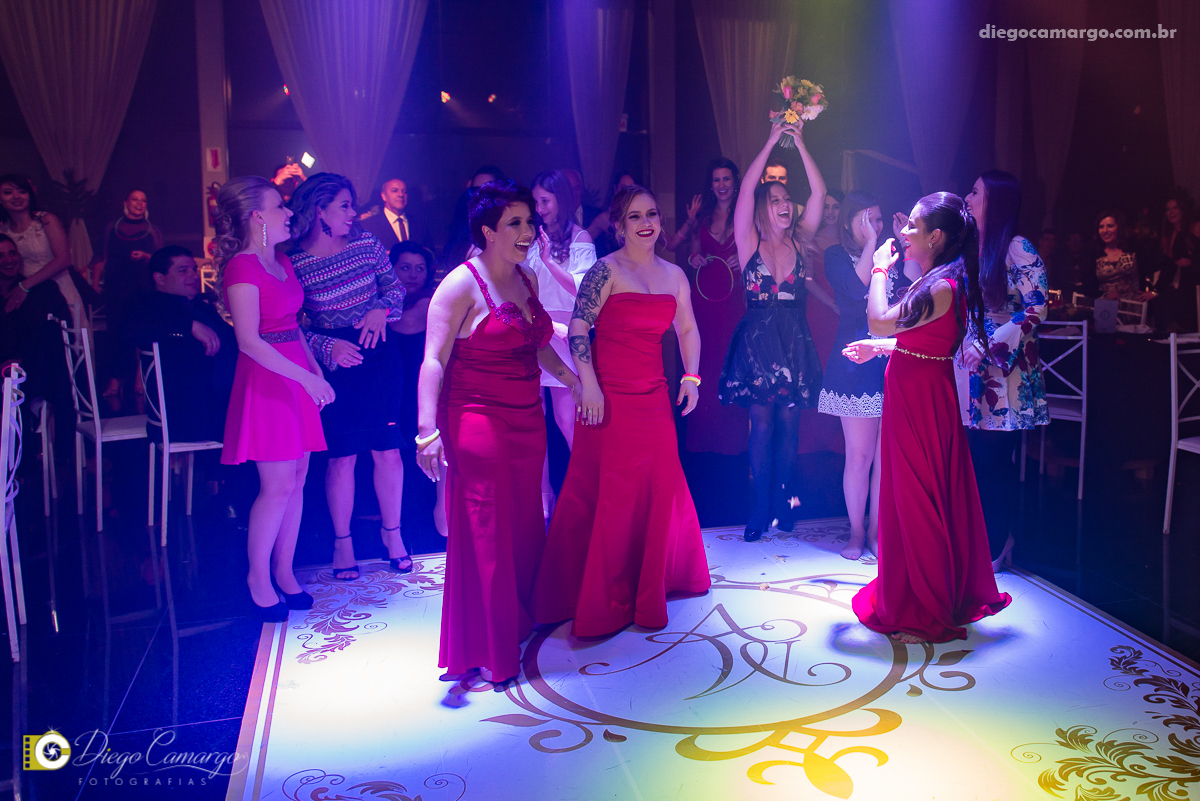 casamento, noivo, pai do noivo, terno, sapato, cinto, vestido, noiva, mae da noiva, brinco, anel, cabelo, maquiagem, salão de beleza, cabeleireiro, flor, buque, rosa, madrinha, ensaio, festa, fotografo, fotografia, caçador, musica, decoração, bolo