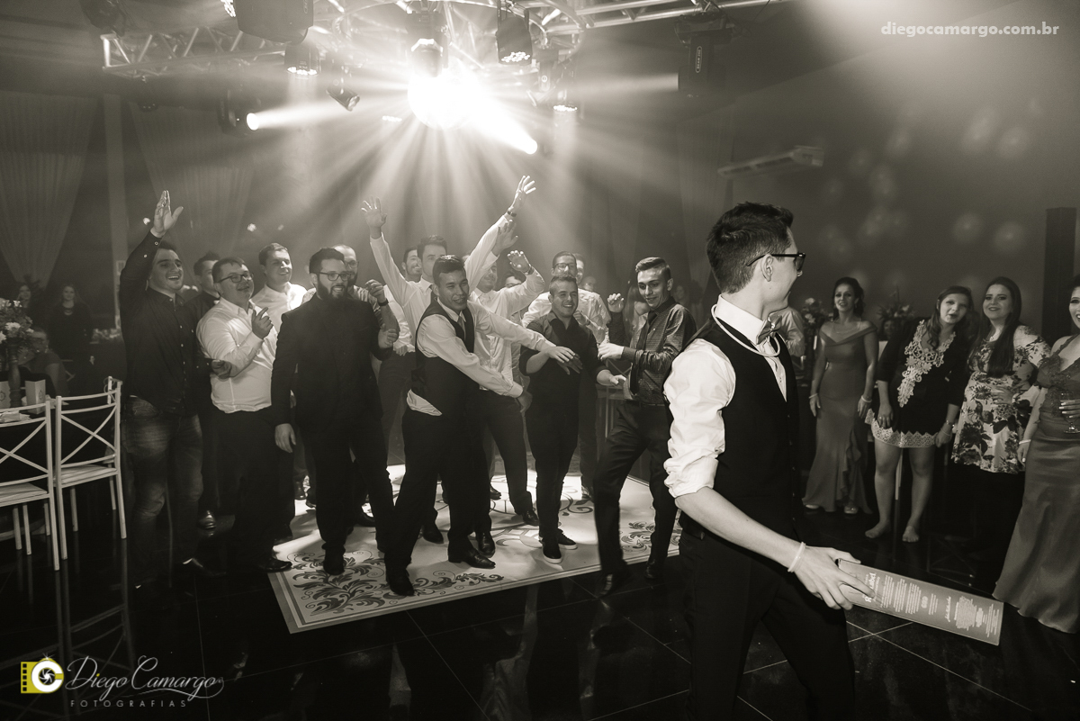 casamento, noivo, pai do noivo, terno, sapato, cinto, vestido, noiva, mae da noiva, brinco, anel, cabelo, maquiagem, salão de beleza, cabeleireiro, flor, buque, rosa, madrinha, ensaio, festa, fotografo, fotografia, caçador, musica, decoração, bolo