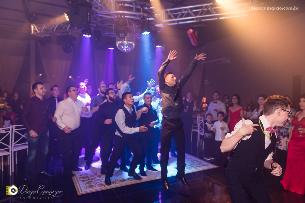 casamento, noivo, pai do noivo, terno, sapato, cinto, vestido, noiva, mae da noiva, brinco, anel, cabelo, maquiagem, salão de beleza, cabeleireiro, flor, buque, rosa, madrinha, ensaio, festa, fotografo, fotografia, caçador, musica, decoração, bolo