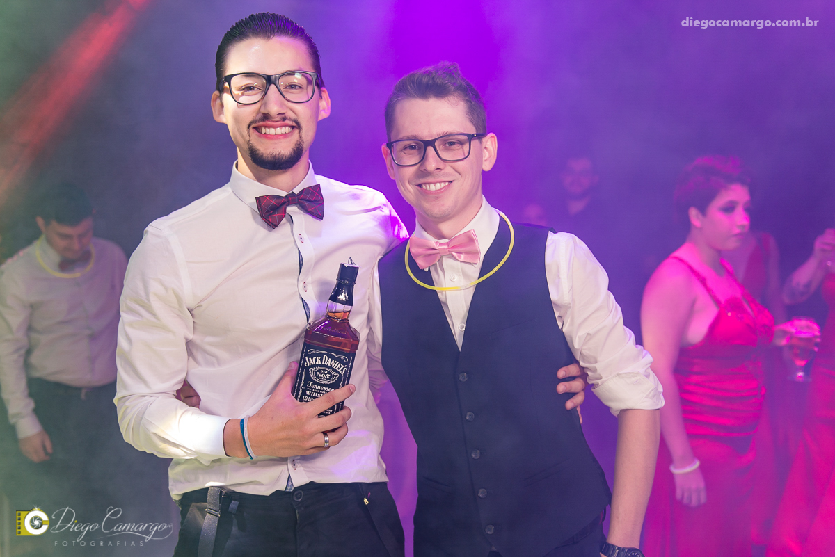 casamento, noivo, pai do noivo, terno, sapato, cinto, vestido, noiva, mae da noiva, brinco, anel, cabelo, maquiagem, salão de beleza, cabeleireiro, flor, buque, rosa, madrinha, ensaio, festa, fotografo, fotografia, caçador, musica, decoração, bolo