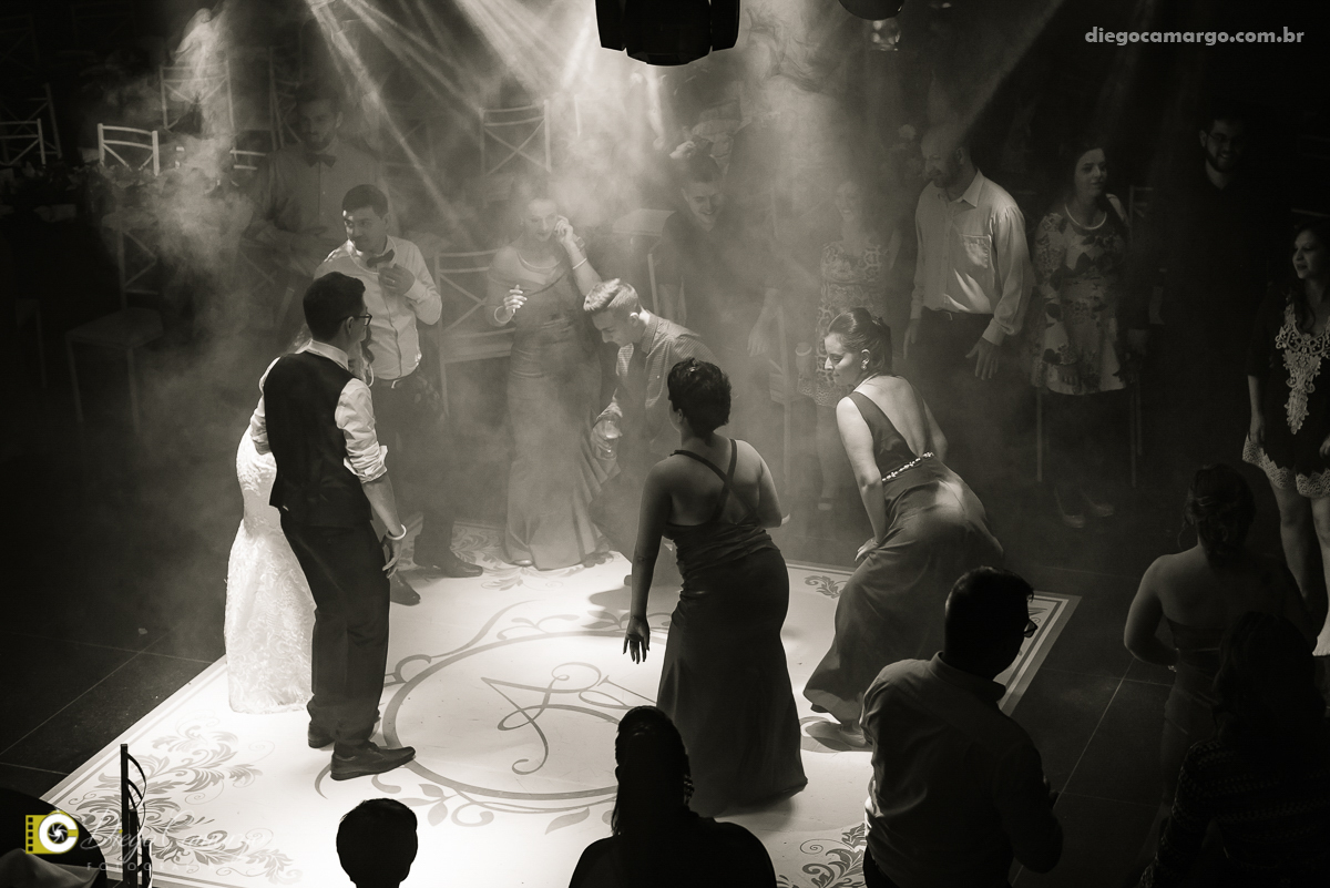 casamento, noivo, pai do noivo, terno, sapato, cinto, vestido, noiva, mae da noiva, brinco, anel, cabelo, maquiagem, salão de beleza, cabeleireiro, flor, buque, rosa, madrinha, ensaio, festa, fotografo, fotografia, caçador, musica, decoração, bolo