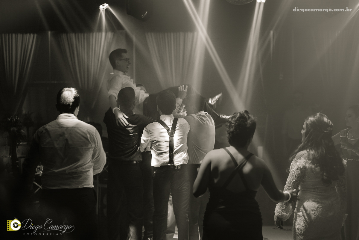 casamento, noivo, pai do noivo, terno, sapato, cinto, vestido, noiva, mae da noiva, brinco, anel, cabelo, maquiagem, salão de beleza, cabeleireiro, flor, buque, rosa, madrinha, ensaio, festa, fotografo, fotografia, caçador, musica, decoração, bolo